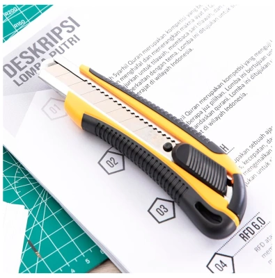 KALAM.KZ - Нож канцелярский 18 мм  усиленный, прорезиненная ручка, Deli